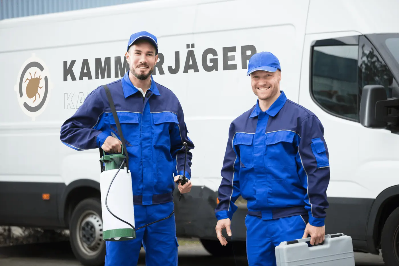 Das Team von Kammerjäger Katzbach vor dem Einsatzfahrzeug